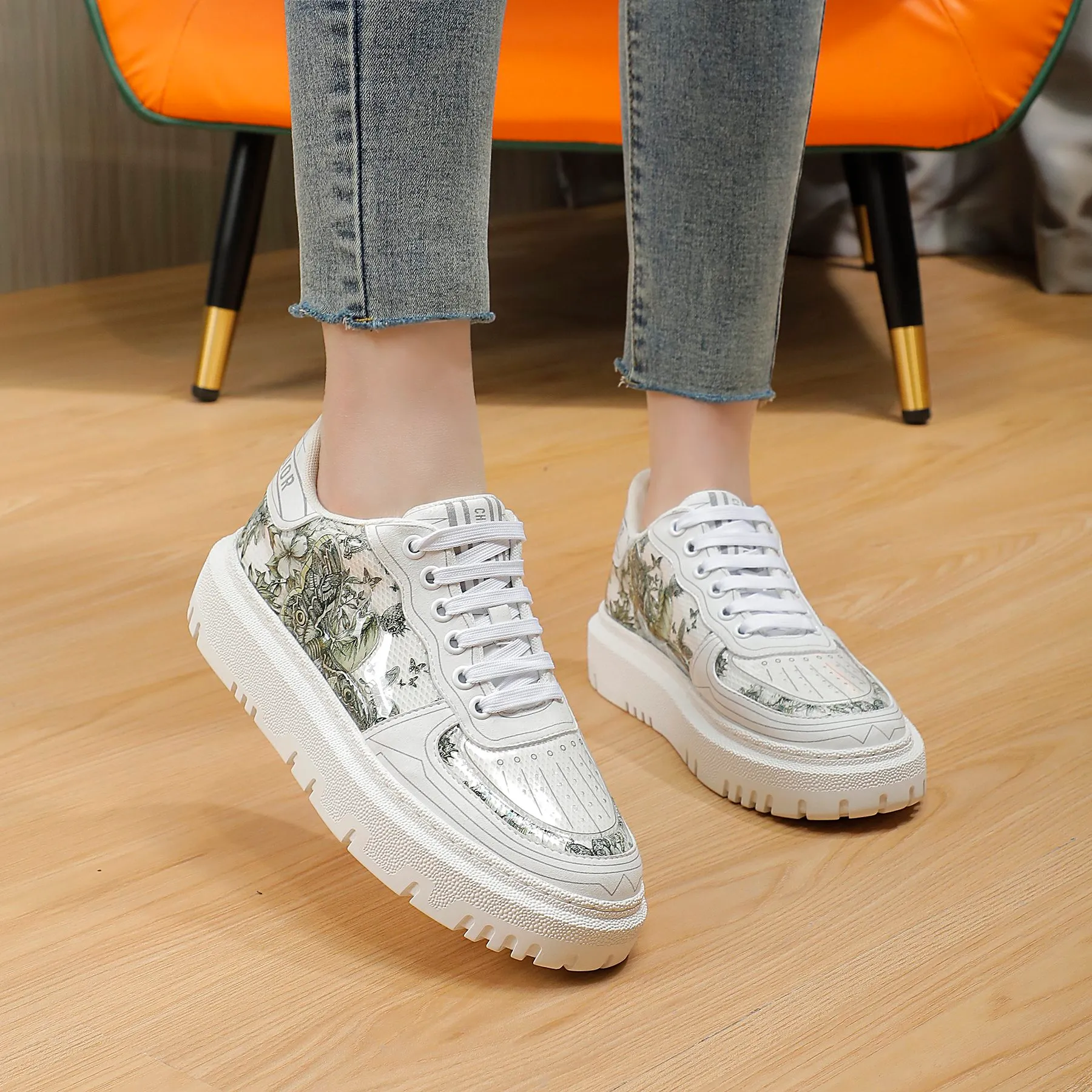 👟👟Ex-factory price 480👟👟 Dior's new casual white shoes, original mold opening, fabric: transparent film 3D printed petal butterfly, mold embossed concave and convex butterfly, laminated hot melt adhesive breathable mesh with first-layer cowhide➕breathable mesh lining. TPU evacuated outsole Injection latex sheepskin feet Color: red, blue, gray Code number 35-40 (41 can be customized)